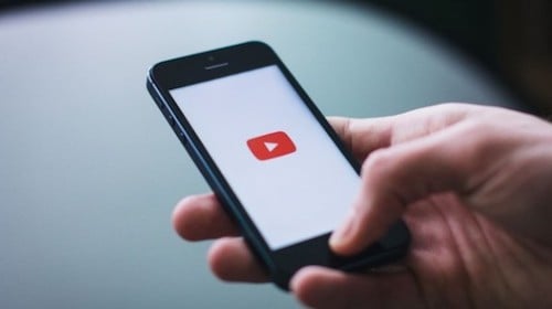 شعار اليوتوب على شاشة الايفون