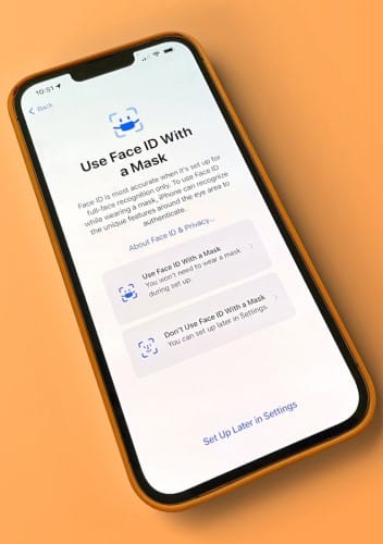 معرف الوجه Face ID يعمل مع القناع الطبي أو الكمامة