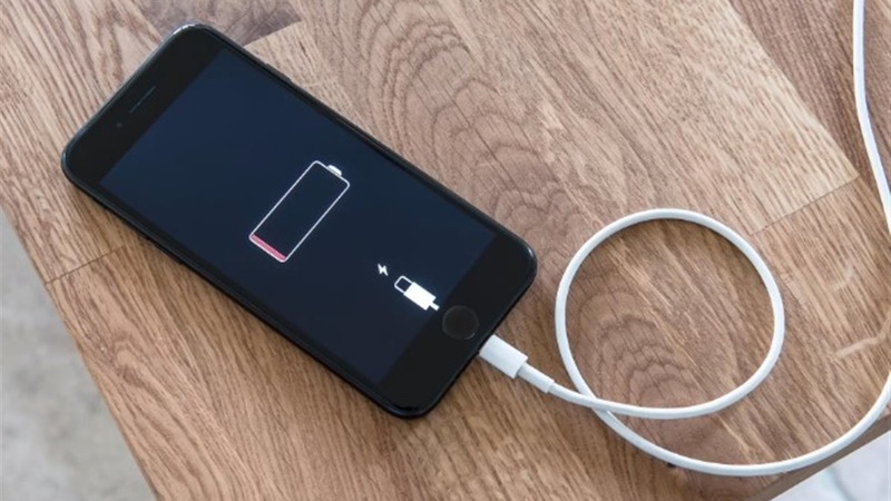 هاتف ايفون ببطارية حمراء