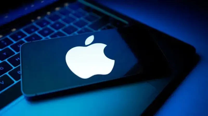 شعار شركة ابل على هاتف ايفون