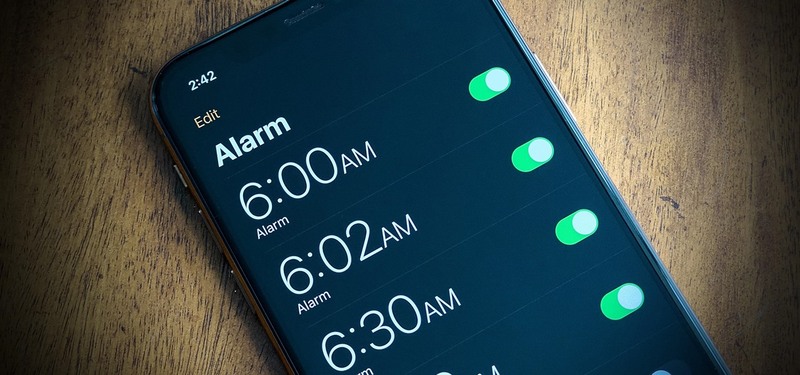 ميزات iOS 26 الجديدة التي تحسن روتينك الصباحي على الآيفون