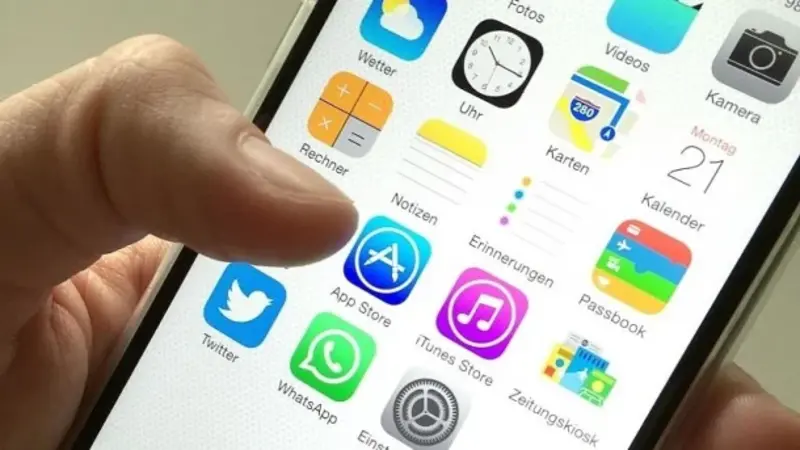 شاشة لهاتف ايفون بها عدة تطبيقات