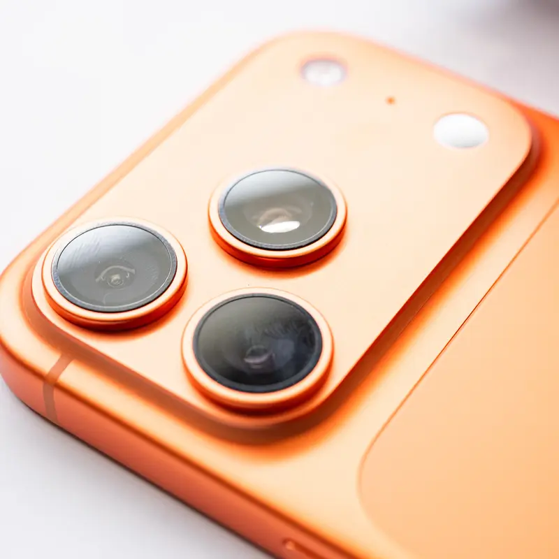 كاميرا ايفون 17 بثلاثة عدسات