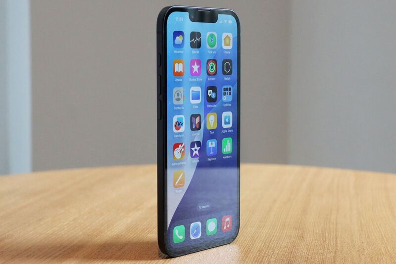 الشاشة في iphone 16e حجم جيد وجودة مقبولة