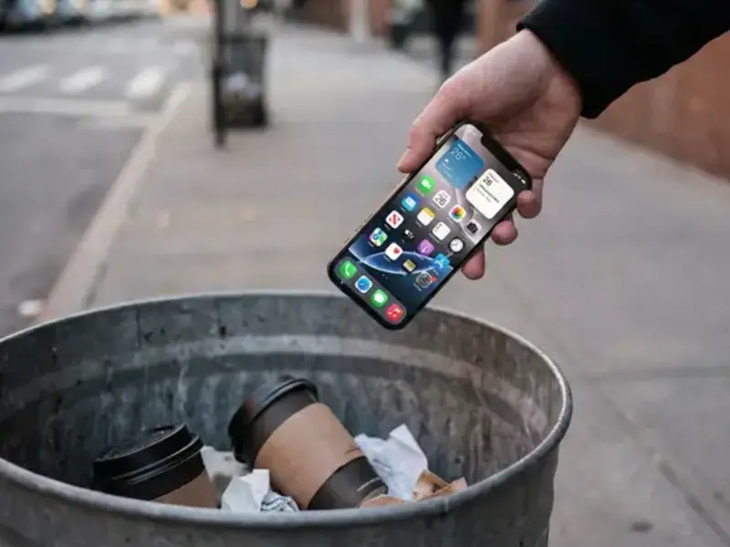 هل تسهّل Apple فعلاً التخلي عن آيفون؟ قراءة هادئة في تغيّر غير متوقّع