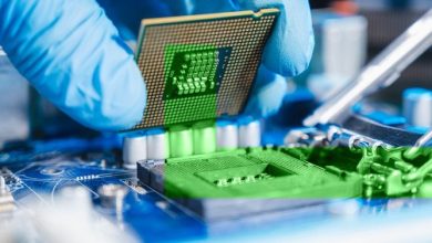 نقص رقائق الذاكرة يجبر أبل على إعطاء الأولوية لطرازات آيفون الأغلى في 2026