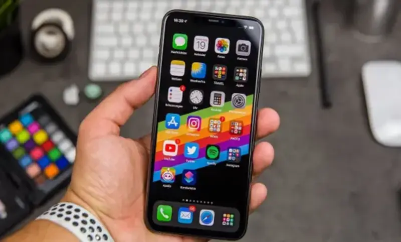 إغلاق التطبيقات في آيفون يحسّن الأداء فعلًا