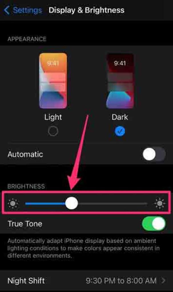 السطوع التلقائي (Auto‑Brightness) لتحسين عمر بطارية الايفون