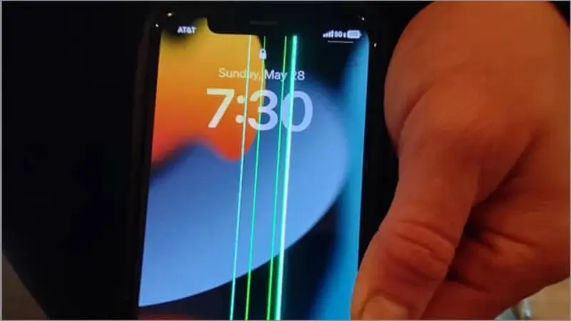 ظهور الخطوط العمودية في شاشة الايفون