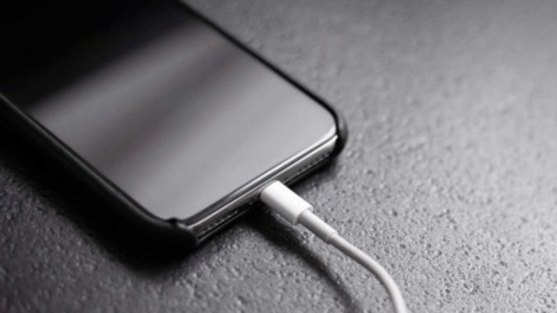 توصيل الهاتف بالشحن عند دخول الماء في ايفون