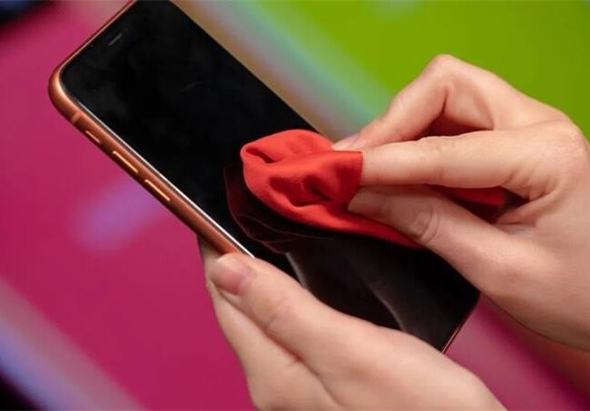 تجفيف السطح الخارجي بقطعة قماش عند دخول الماء في ايفون