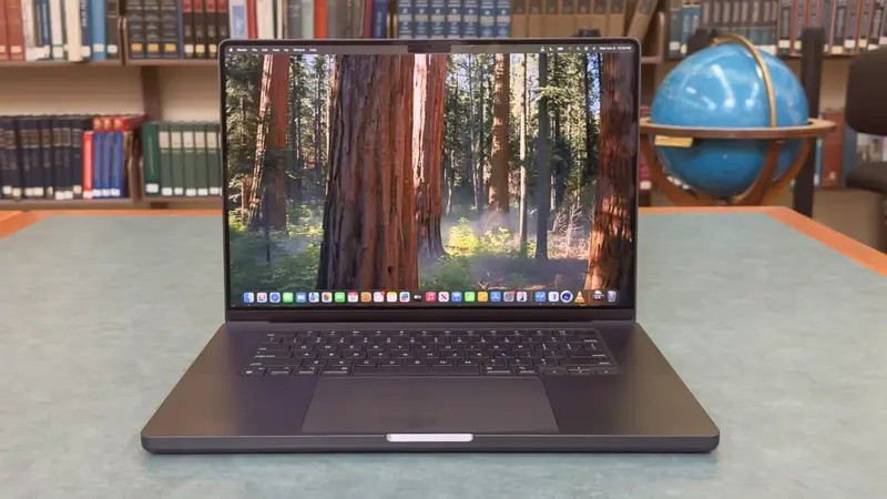 تصميم جديد لMacBook Pro: شاشة OLED وDynamic Island