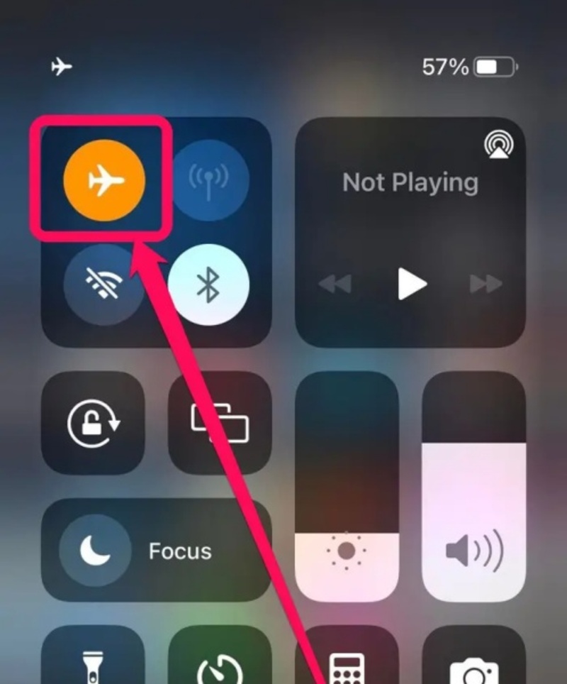 تفعيل وضع الطيران لحل مشكلة الشبكة في ايفون