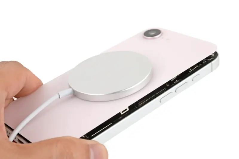 يدعم ايفون 16e MagSafe