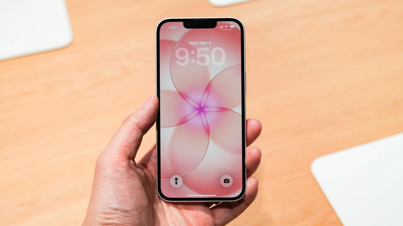 آيفون 17e أم آيفون 17