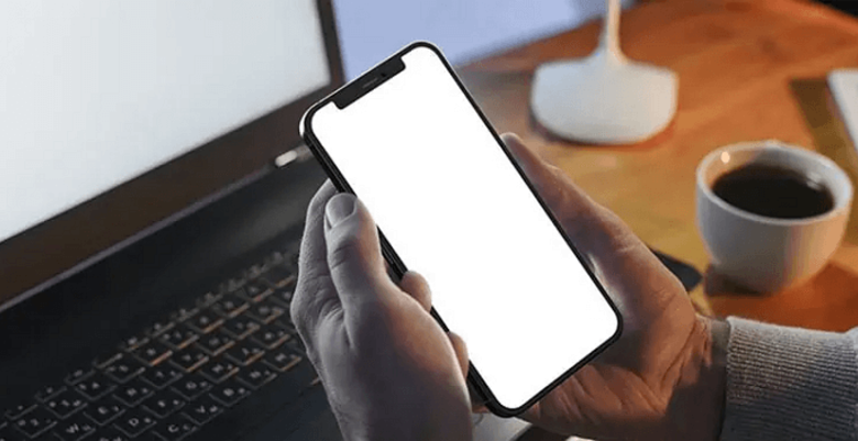 مشكلة الشاشة البيضاء في آيفون: ما هي وما سببها؟